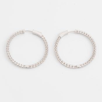 Örhängen kreoler med briljantslipade diamanter.