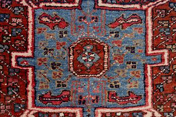 A runner carpet, 435 x 108 cm.