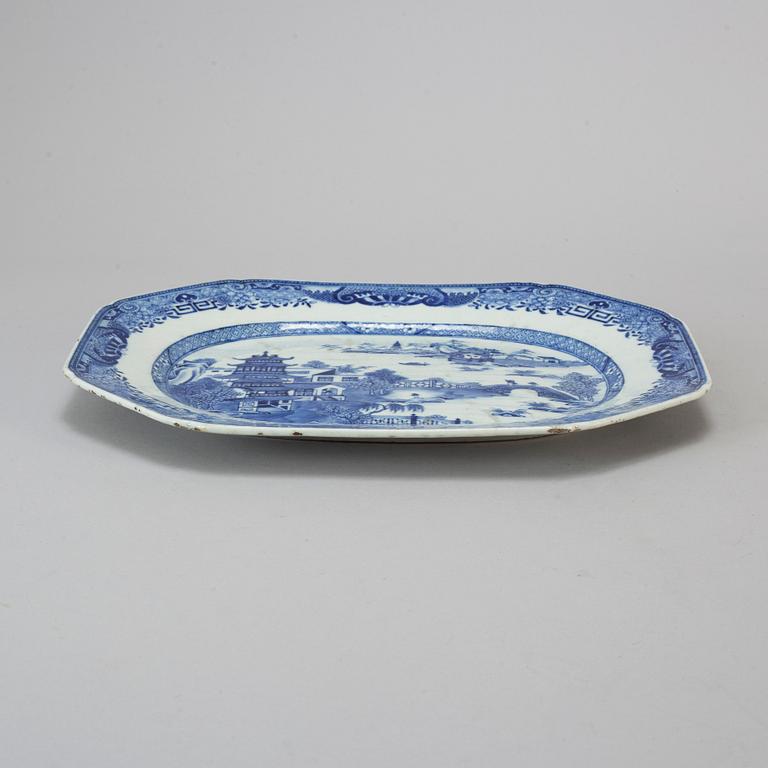 SERVERINGSFAT, två stycken, kompaniporslin. Qingdynastin, Qianlong (1736-95).