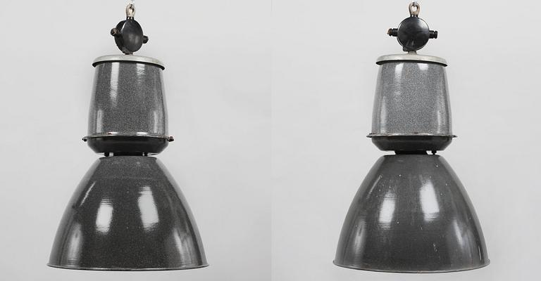 INDUSTRILAMPOR, ett par, 1900-tal. Höjd 90 cm.