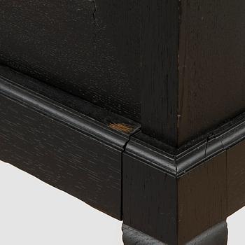 Vitrinskåp, 1900-talets första hälft.