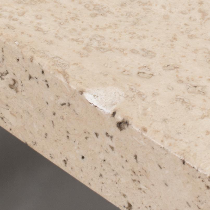 A MID 20TH CENTURY COFFEE TABLE.