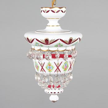 TAKLAMPA, Böhmisk stil, 1900-talets första hälft. Höjd ca 58 cm.