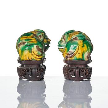 Figuriner, två stycken, porslin. Qingdynastin, Kangxi (1662-1722).