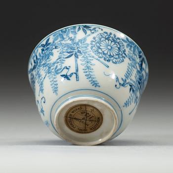 A blue and white cup, Qing dynasty Kangxi (1662-1722).