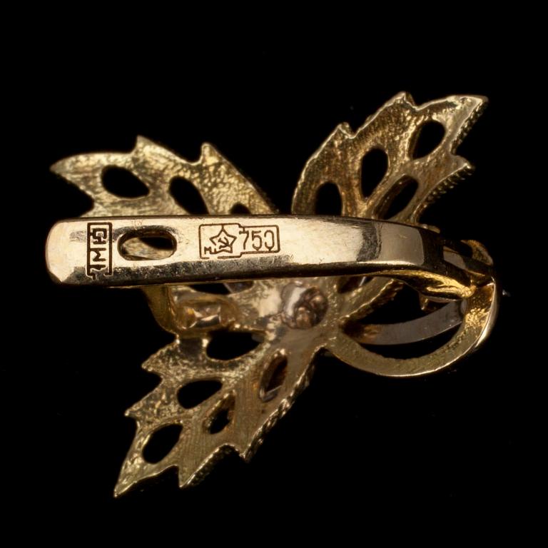 ÖRHÄNGEN, briljantslipade diamanter ca 0.04 ct. 18K guld, Sovjetunionen. Vikt ca 6 g.