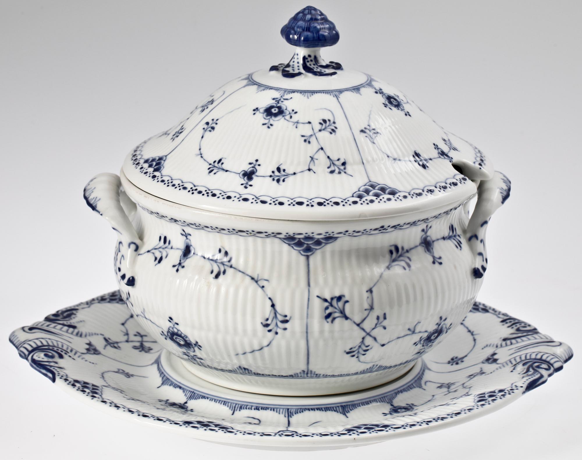 TERRIN MED FAT, porslin, "Musselmalet", Royal Copenhagen.