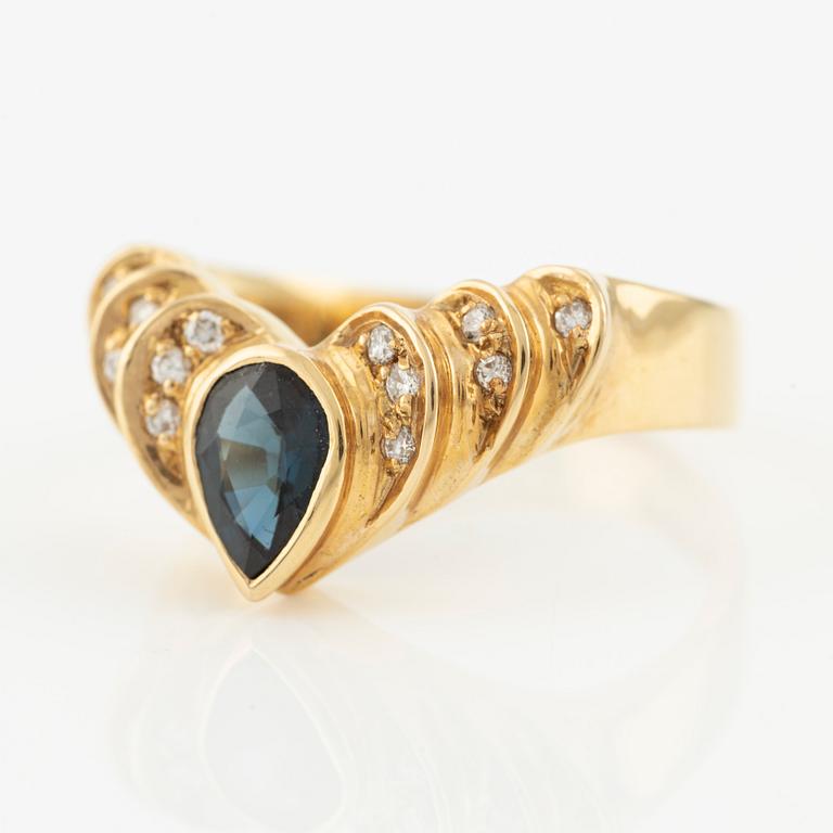 Ring in 18K gold with a sapphire and round brilliant-cut diamonds.