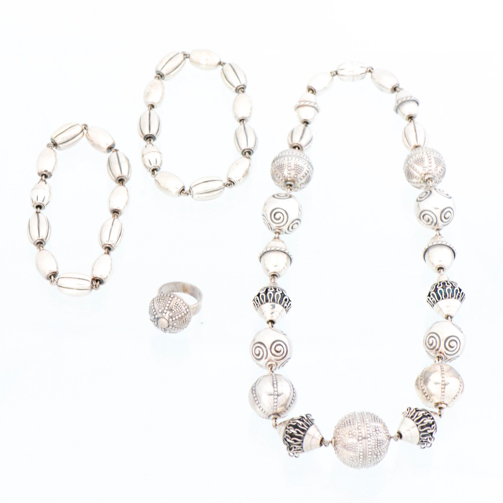 KAULAKORU, RANNEKORUJA, 2 kpl, ja SORMUS, "Halikon Kääty", hopeaa. Kalevala Koru 1972-83.