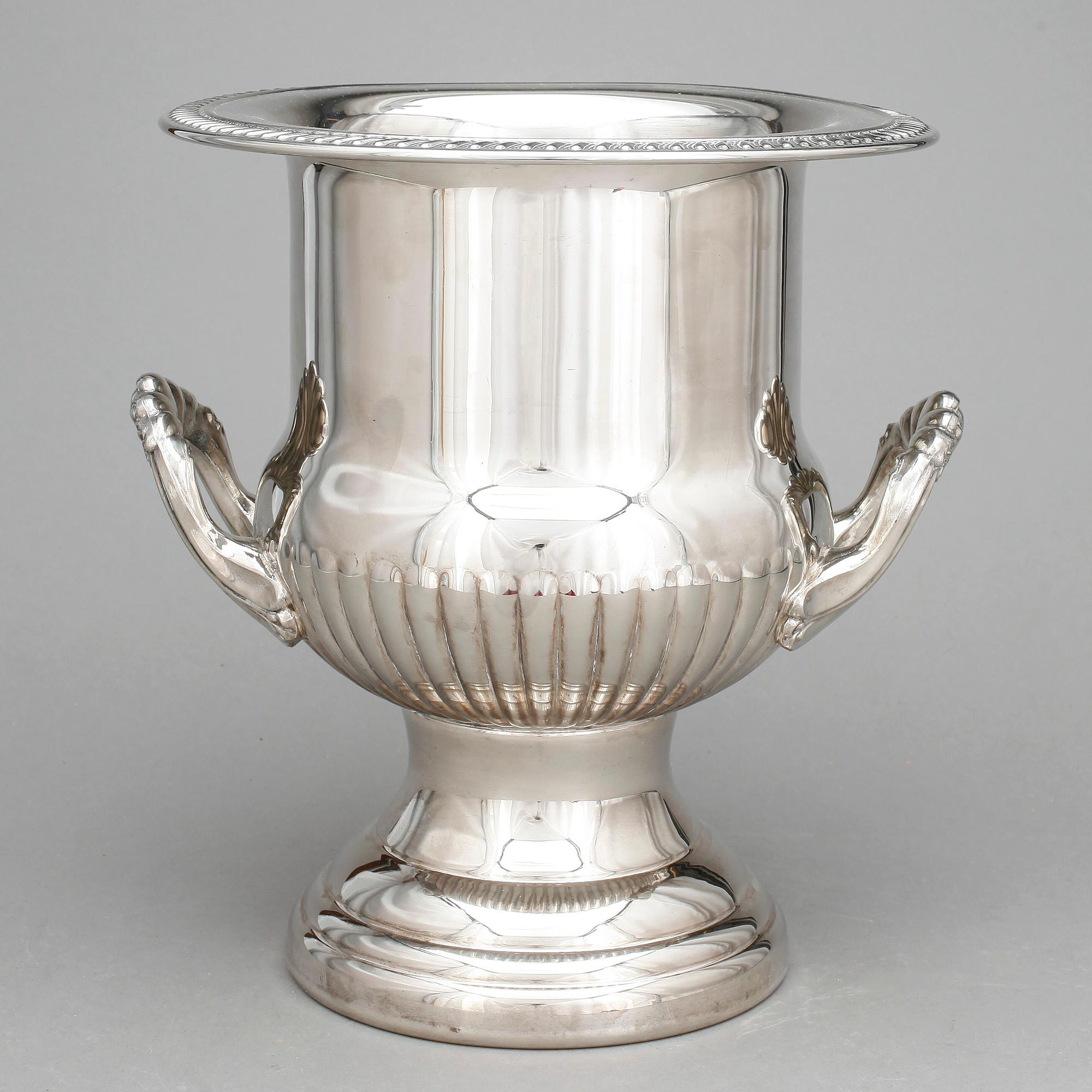 VINKYL, vitmetall, senempirestil, 1900-tal.