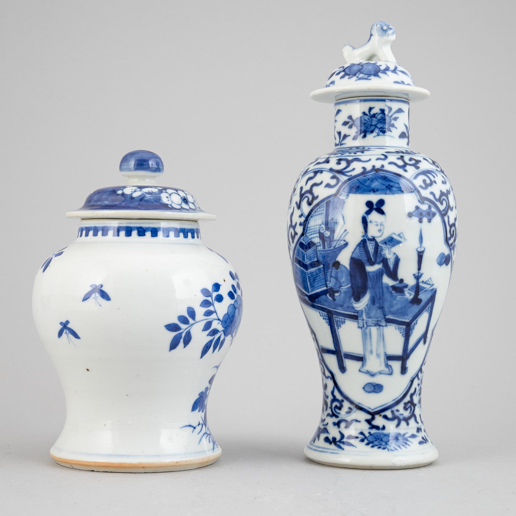 A pair of chinese blue and white vases, late Qing dynasty, late 19th century and 20th century.