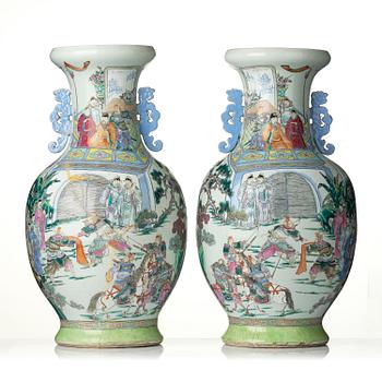 Praktvaser, ett par, porslin. Qingdynastin, 1800-tal.