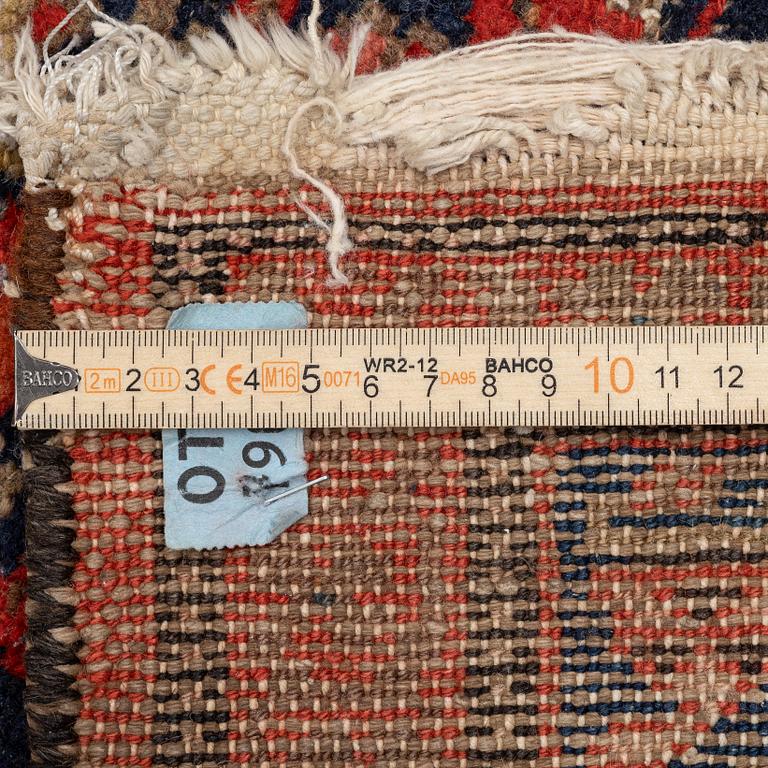 Gallerimatta, antik/semiantik Malajir, ca 365 x 105 cm.