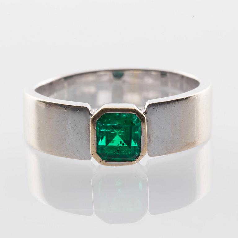 RING, 18K vitguld med smaragd ca 1.00 ct.