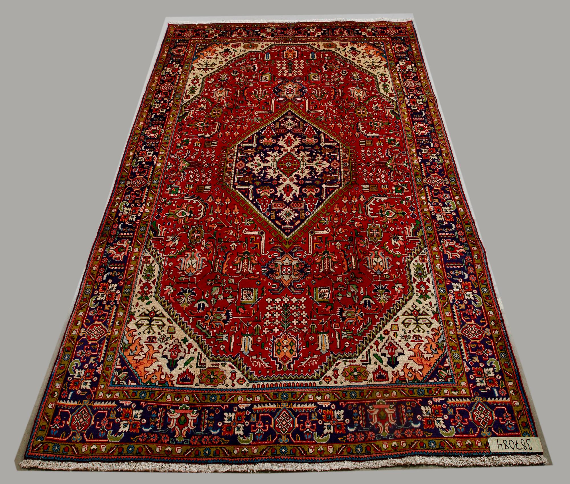 MATTA, Täbriz. 298 x 197 cm.