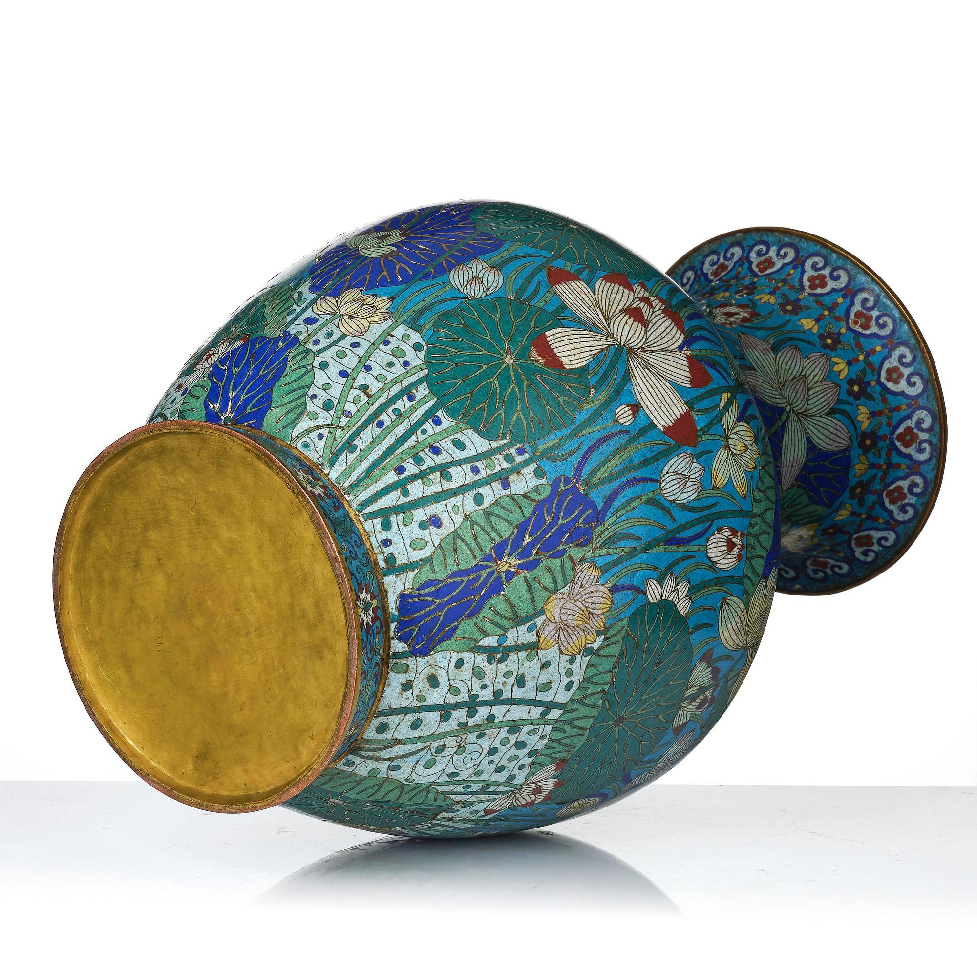 Praktvas, cloisonné. Qingdynastin, omkring 1800.