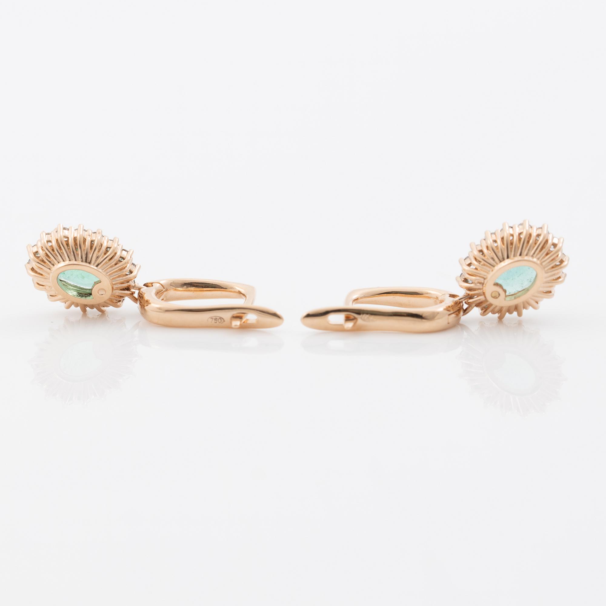 Earrings in 18K rose gold with emeralds and brilliant-cut diamonds.