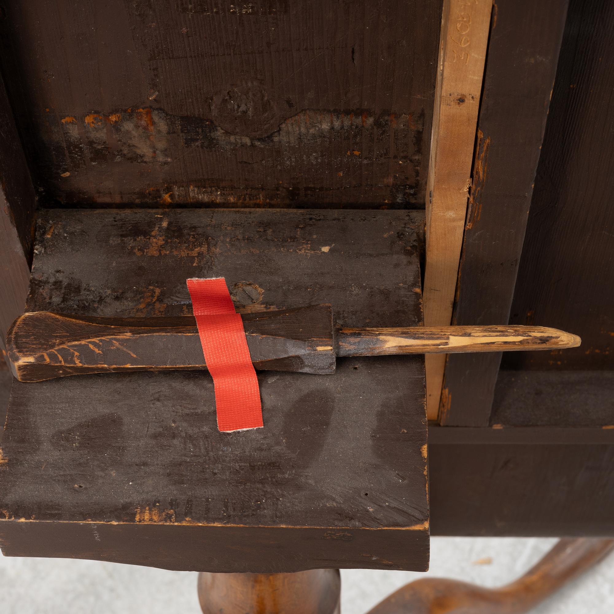 A drop-leaf table, circa 1800.