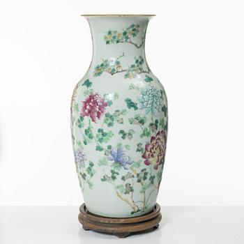 A Chinese famille rose porcelain 'phoenix' vase, late Qing dynasty / early 20th century.