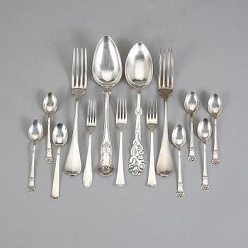 PARTI SILVER, 11 delar, svenska samt danska stämplar, 1900-tal. Vikt ca 400 g.