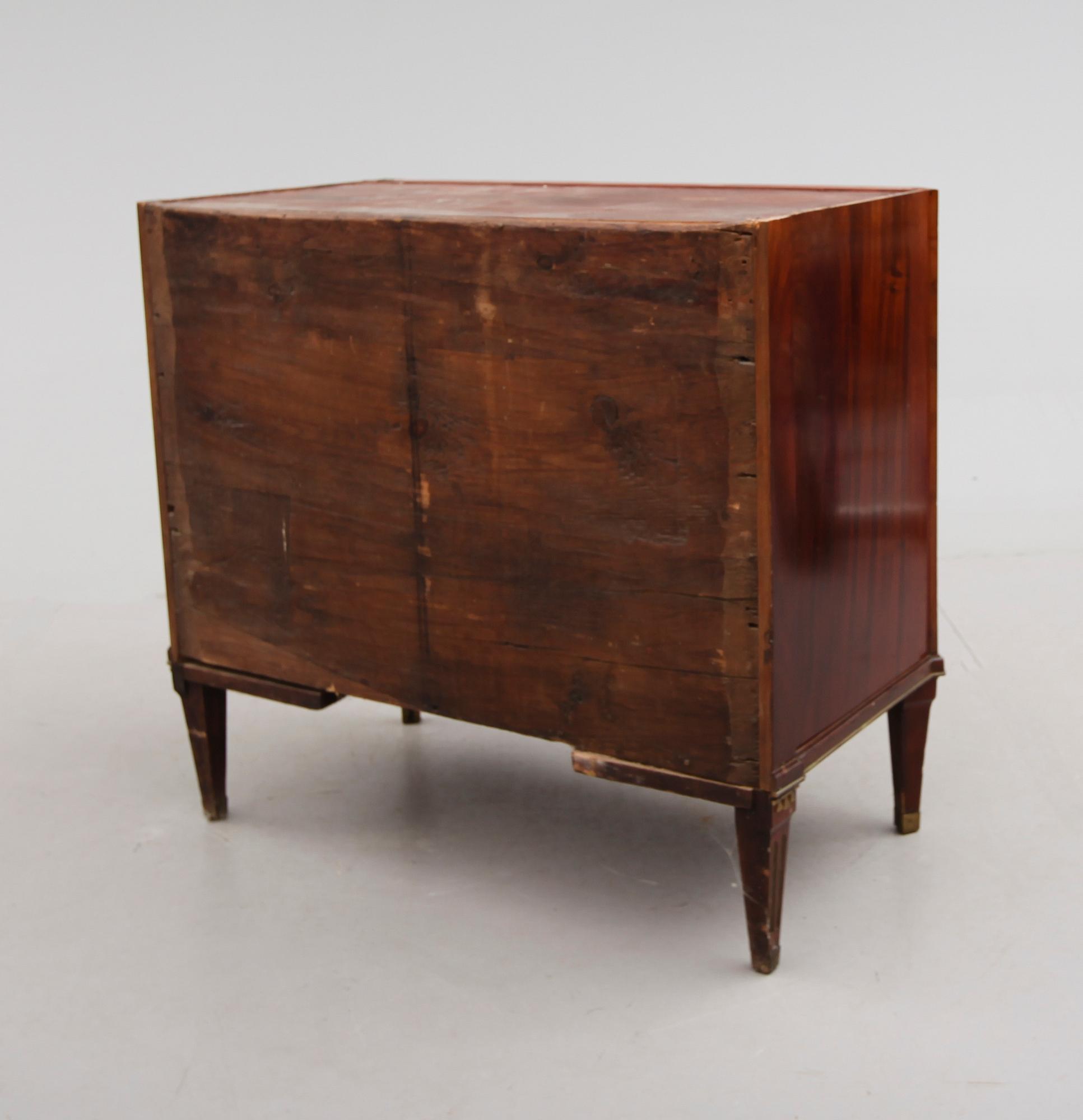 BYRÅ, sengustaviansk, omkring år 1800.