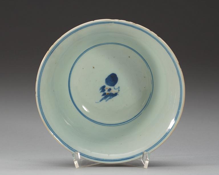 A blue and white Transitional bowl, 17th Century.