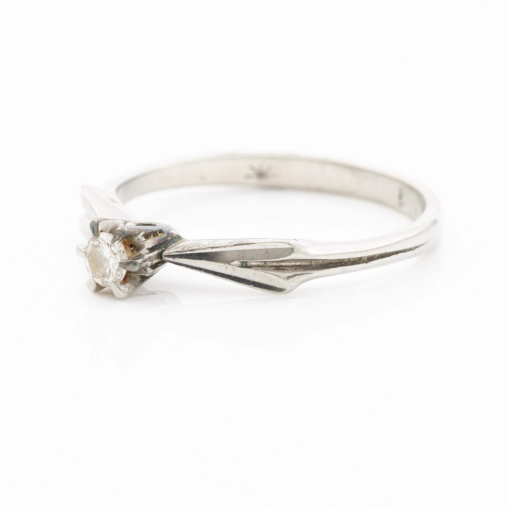 Ring in 18K white gold set with a brilliant-cut diamond.