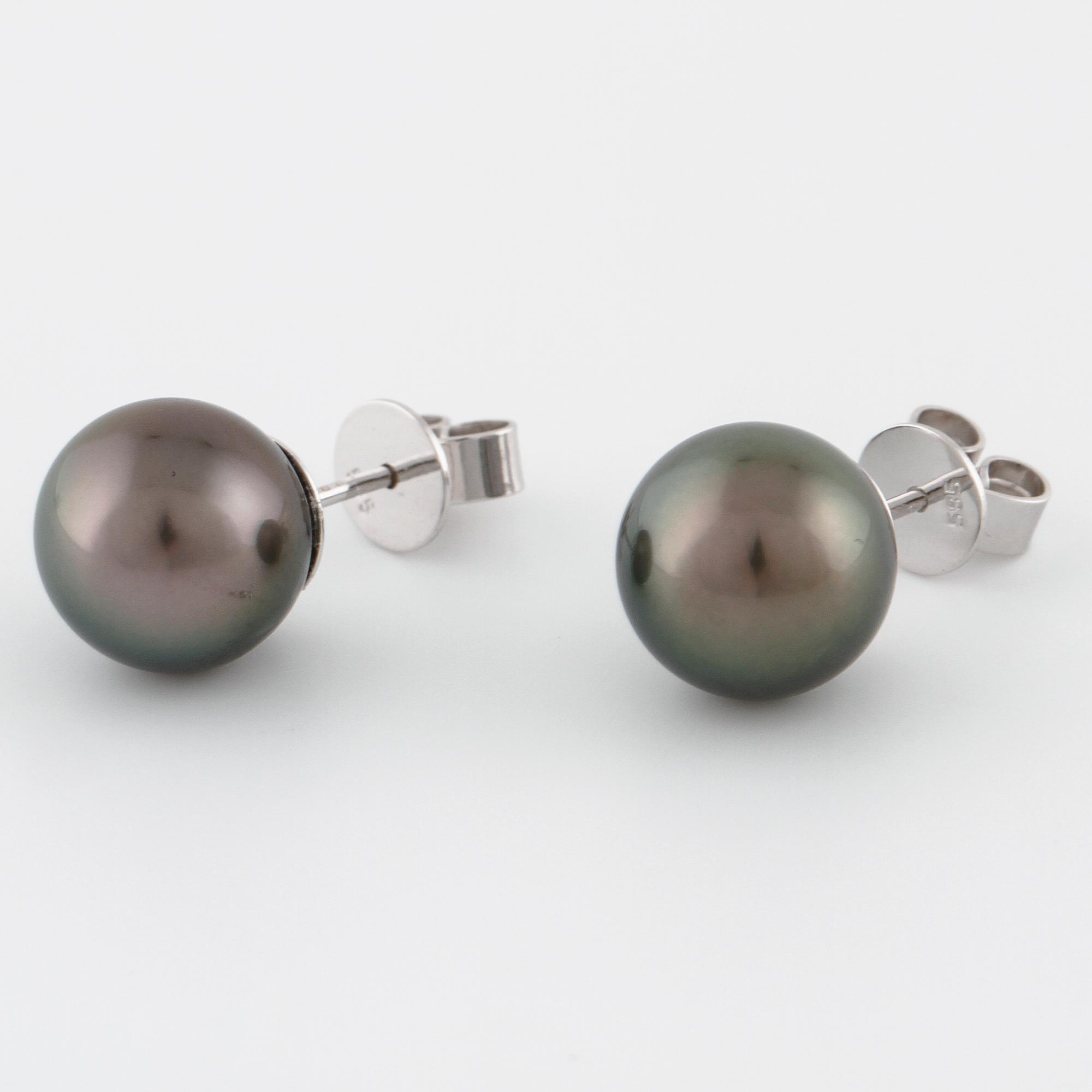 ÖRHÄNGEN, med odlade Tahitipärlor.