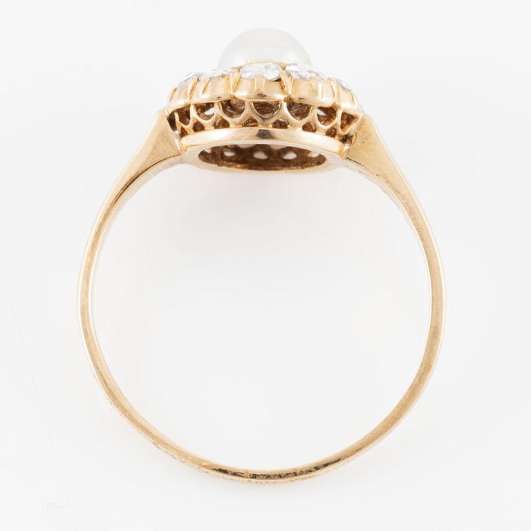 Ring in 18K gold with a cultured half-pearl and rose-cut diamonds and white stones.