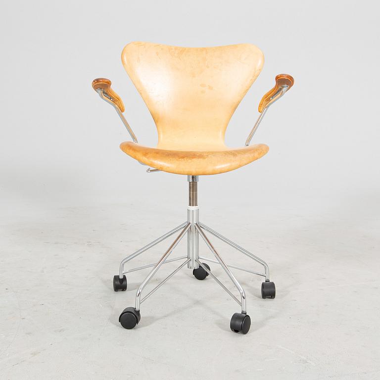 An Arne jacobsen Sjuan leather swivel chair for Fritz Hansen 1999.