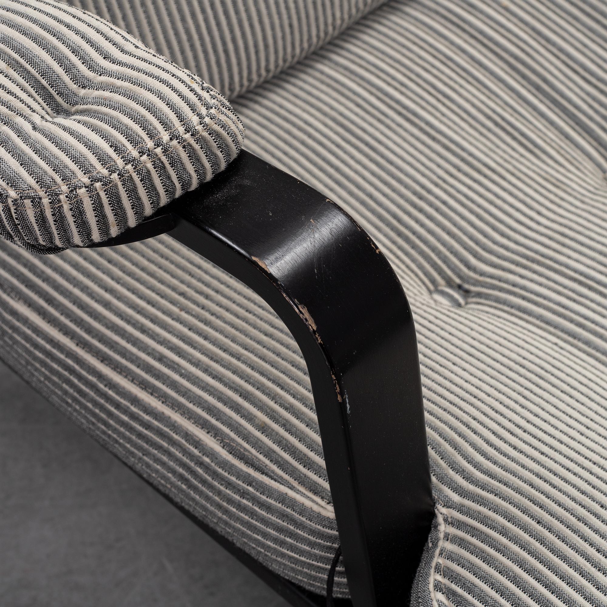 Bruno Mathsson, fåtölj med fotpall, "Ingrid", DUX. Jubileumsutgåva 2007. Plakettmärkta.