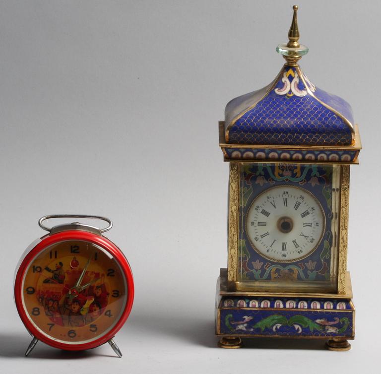 KLOCKOR, 2 st, bl.a Kina.