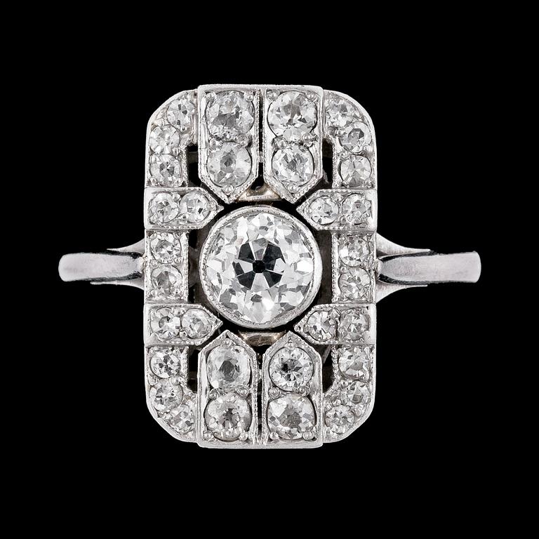 An Art Deco diamond ring, tot. app. 3.25 cts.