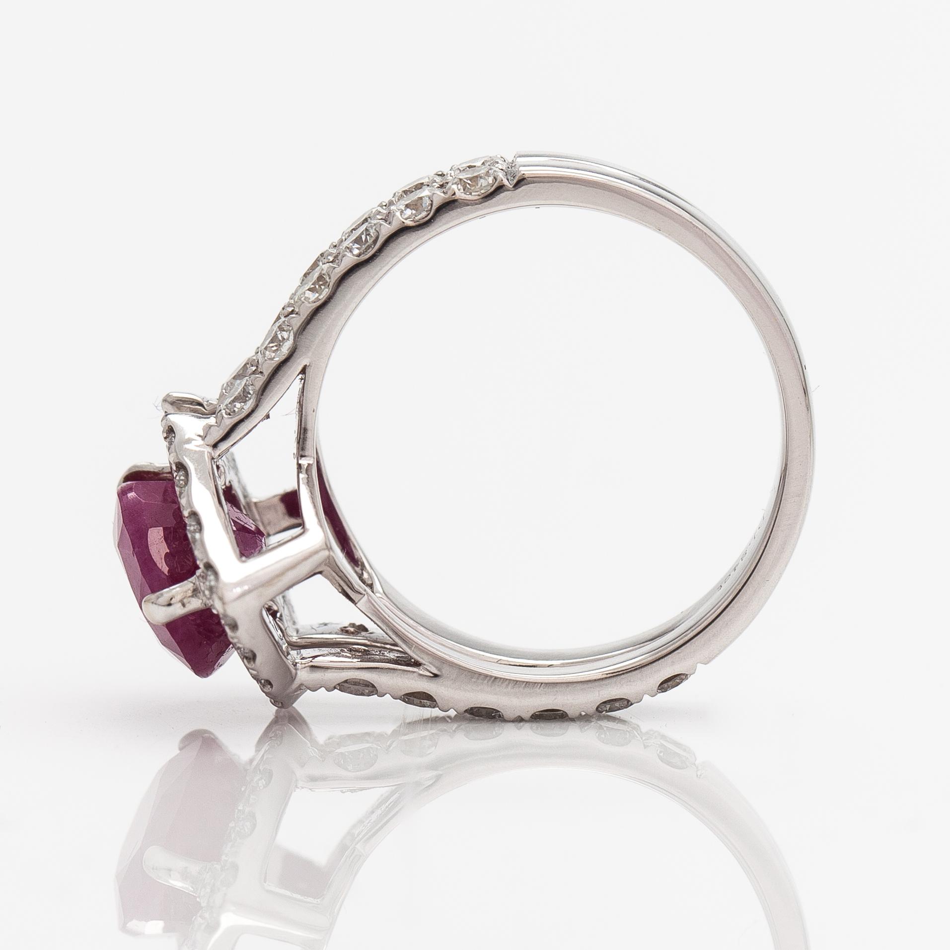 Sormus, 18K valkokultaa, timantteja n. 1,84 ct yht ja rubiini n. 3.50 ct.