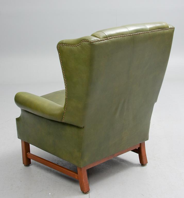 ÖRONLAPPSFÅTÖLJ, chesterfieldsmodell, 1900-tal.