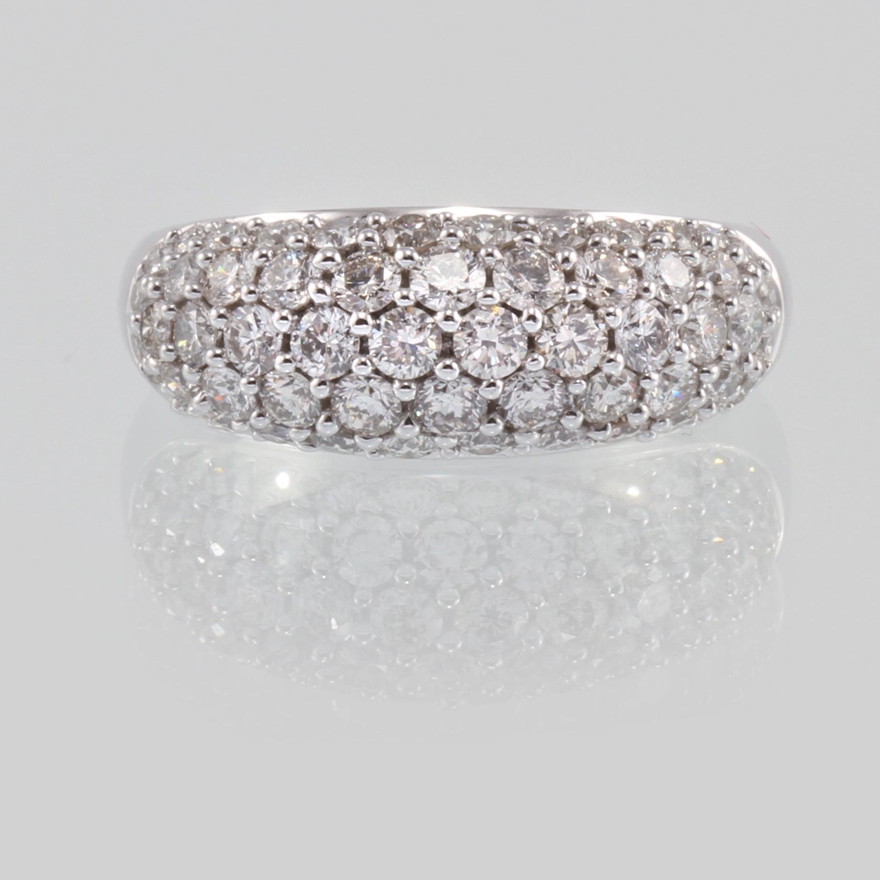 RING, 18k vitguld med 56 briljantslipade diamanter, totalt 1.69 ct. Vikt 7 g.