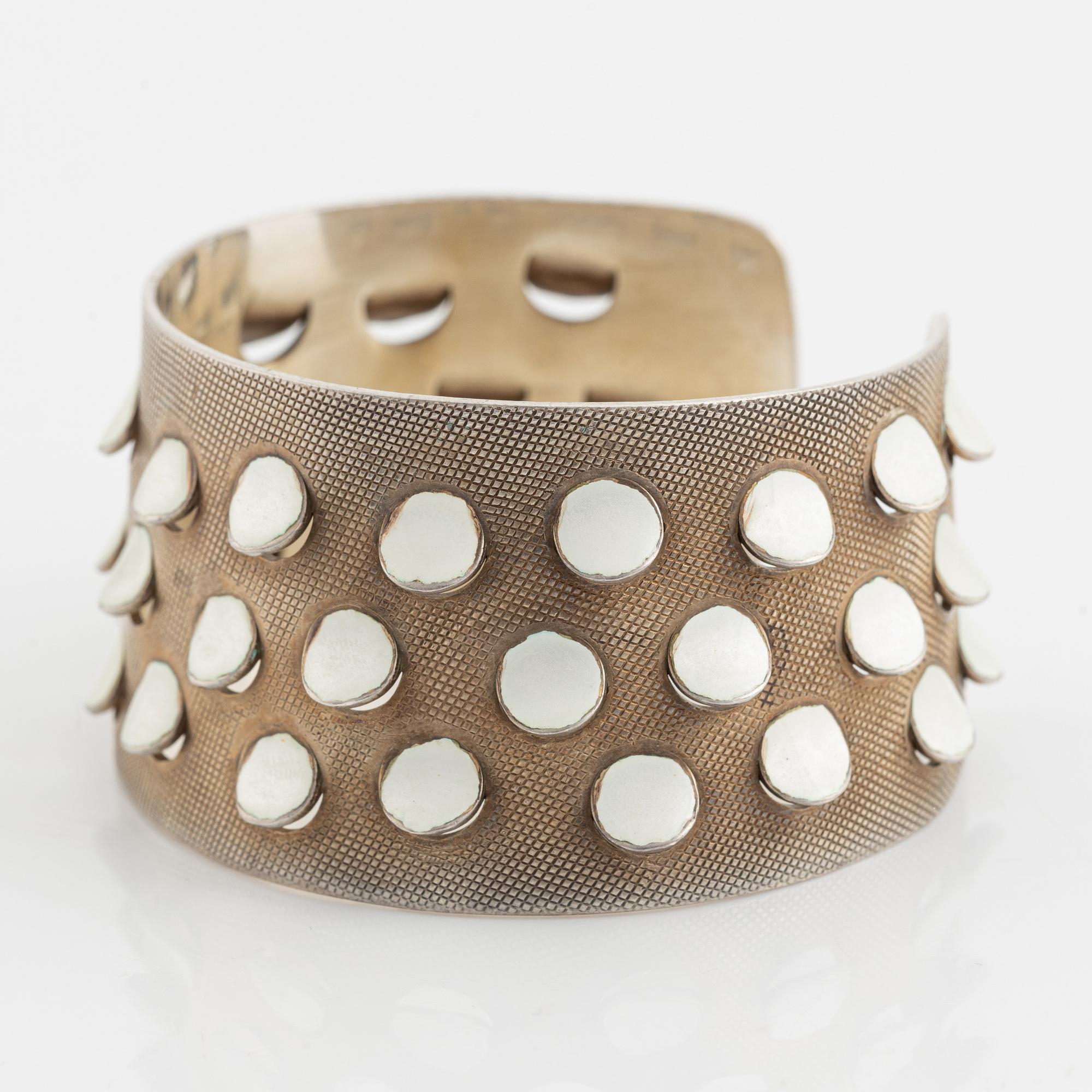 armring, sterlingsilver och vit emalj, Norge.
