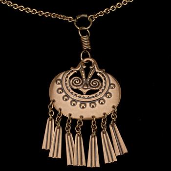 HALSSMYCKE, BROSCHER, 2 st, samt ÖRHÄNGEN, brons, bl. a. "Kuutar", "Suotniemen solki", 1900-talets slut.