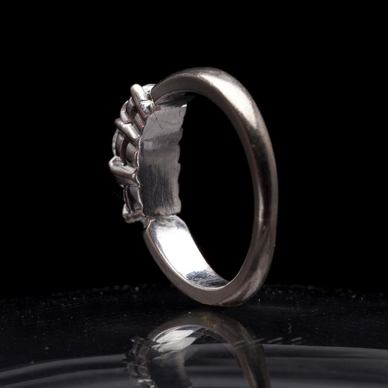 RING, vitguld 14K, 3 briljantslipade diamanter, tot. ca 0,30 ct. Kultaseppä J. Toivola Ingå 1981. Vikt 4,8 g.