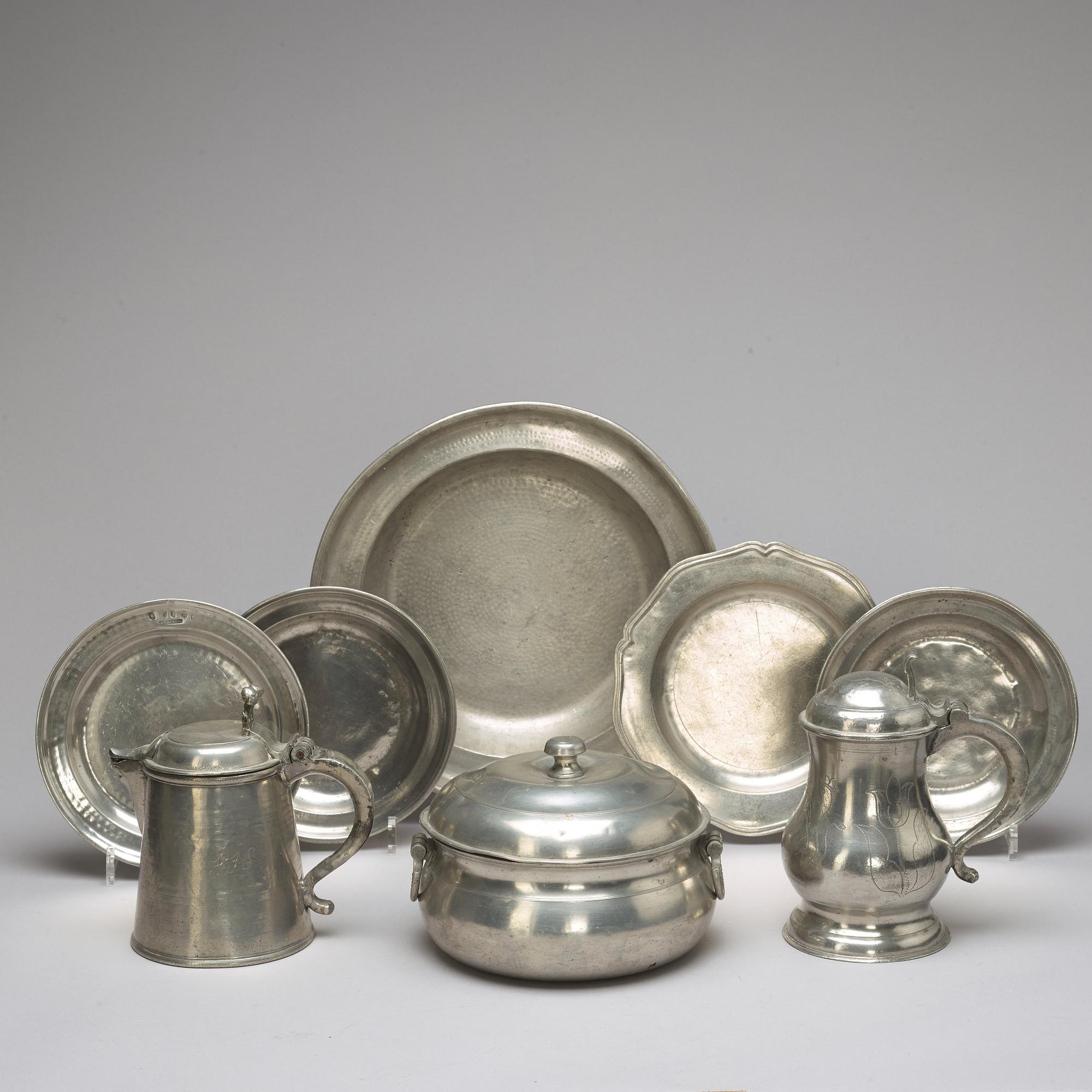 Eight pewter pieces, 18th/19th ct.