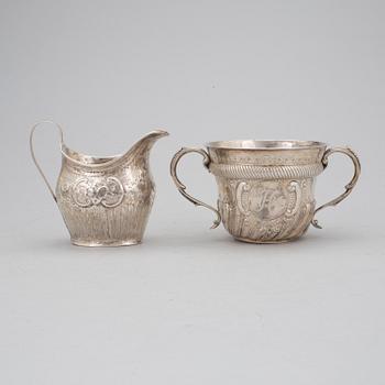 A SILVER LOVING CUP AND CREAMJUG, London 1804 och 1889. Weight ca 272 g.