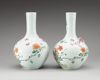 A pair of famille rose vases, first half of 20th Century, with Hongxian four character mark in red.