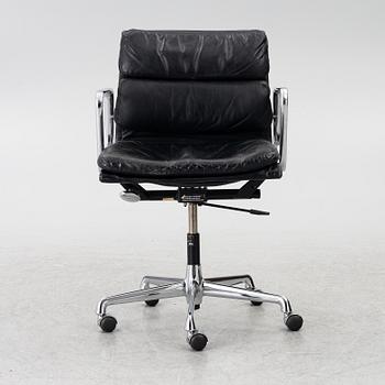 Charles & Ray Eames, a "Soft Pad" swiveling desk chair model EA217, Vitra.