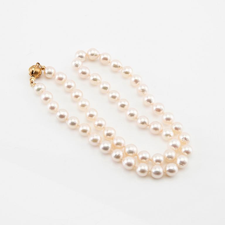 Necklace of cultured pearls with an 18K gold clasp.