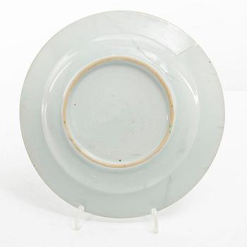 Bålskål, spilkum och bärtallrikar, ett par, porslin. Kina, Qingdynastin, 1700-tal.