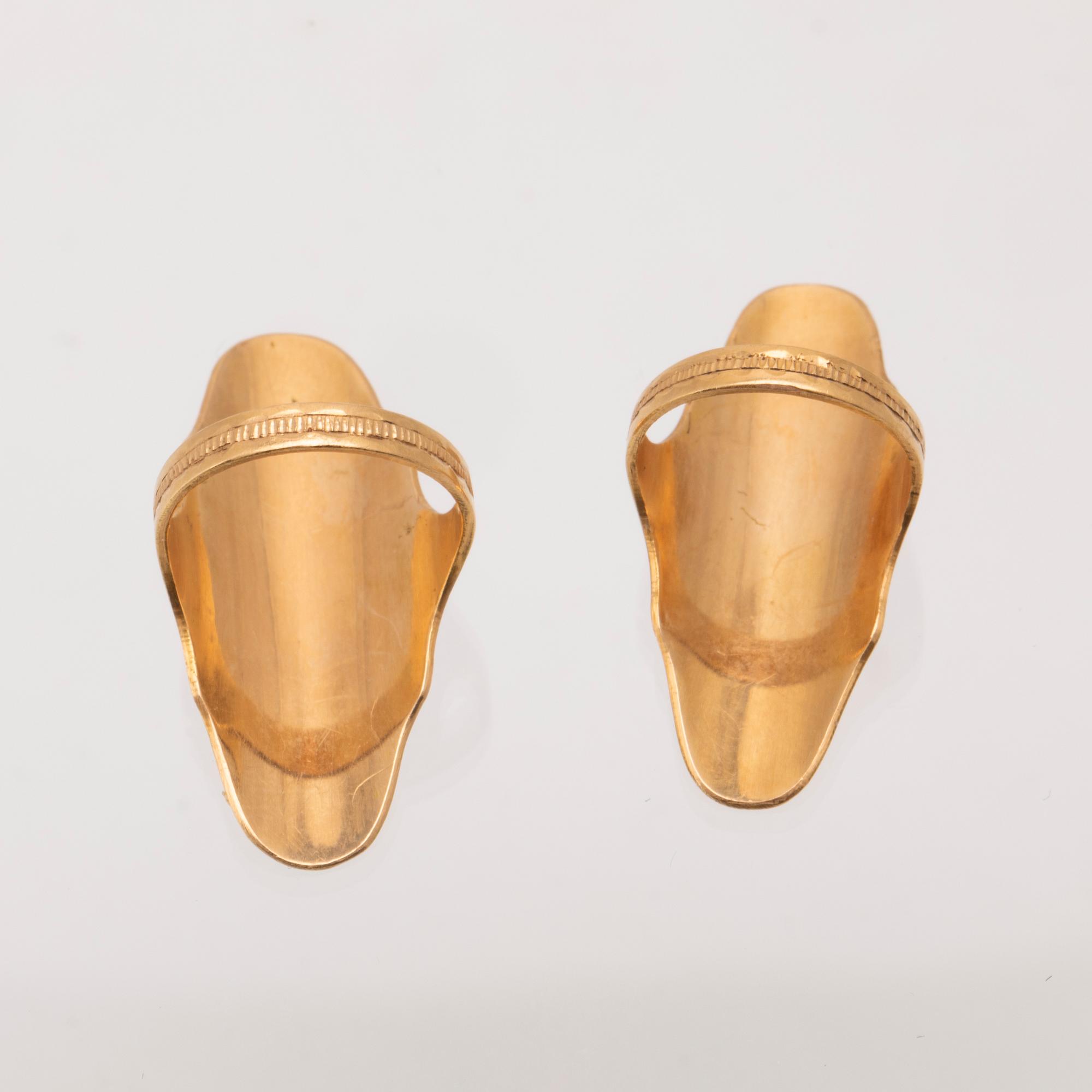 Sewing accessories in box, gold, possibly from the 18th century.