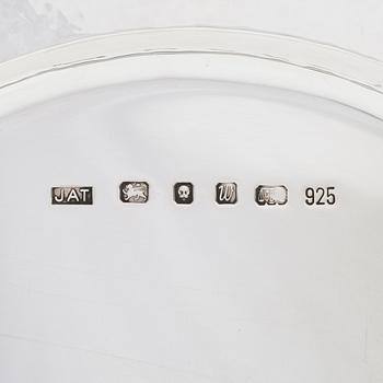 Pekka Piekäinen, bricka, sterlingsilver, för J.A. Tarkiainen, London 1996.