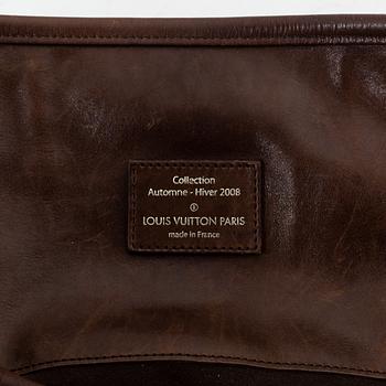 Louis Vuitton, a brown leather ' Paris Souple Whisper' handbag, Collection Automne-Hiver 2008.
