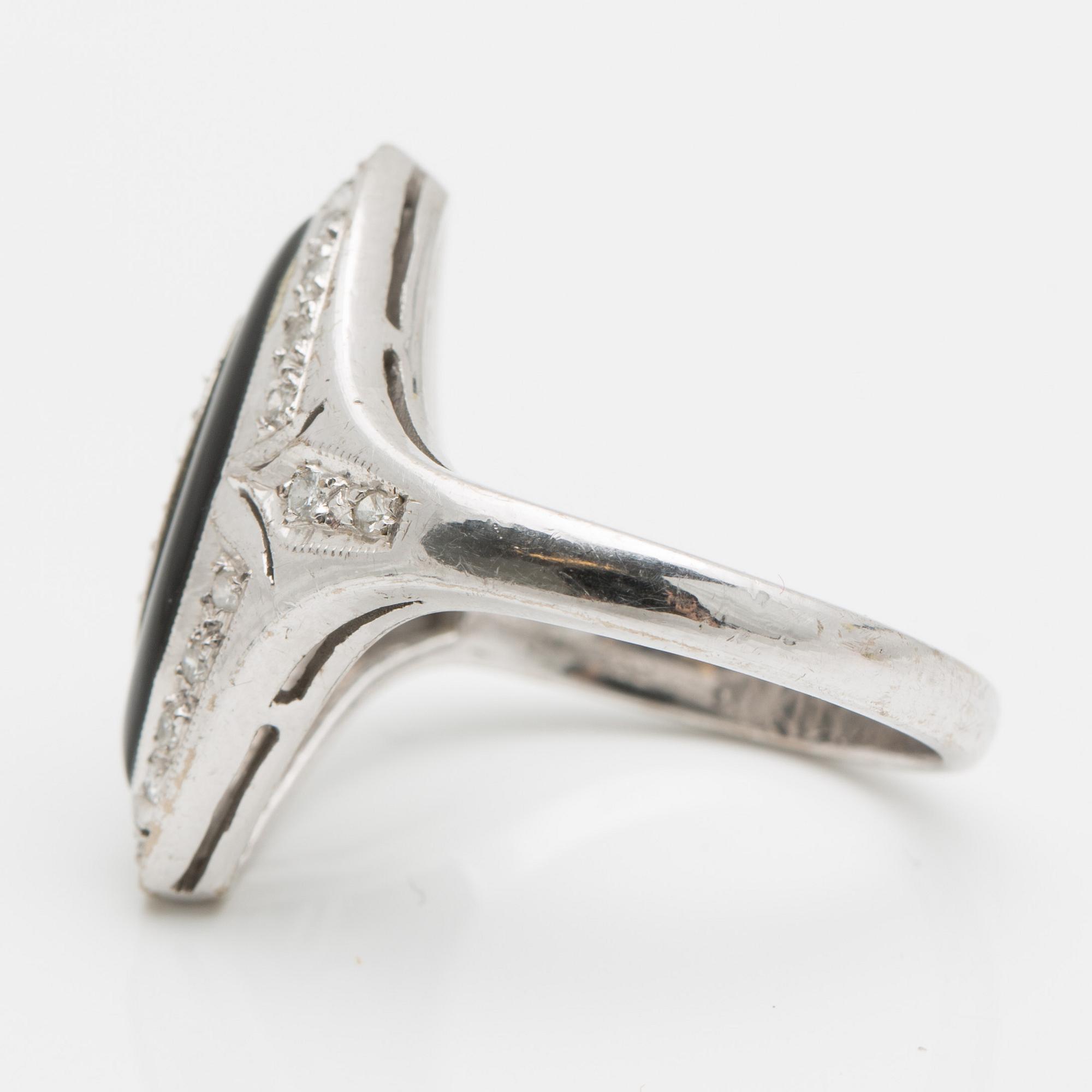 RING, 18K vitguld, besatt med små diamanter samt svart sten.