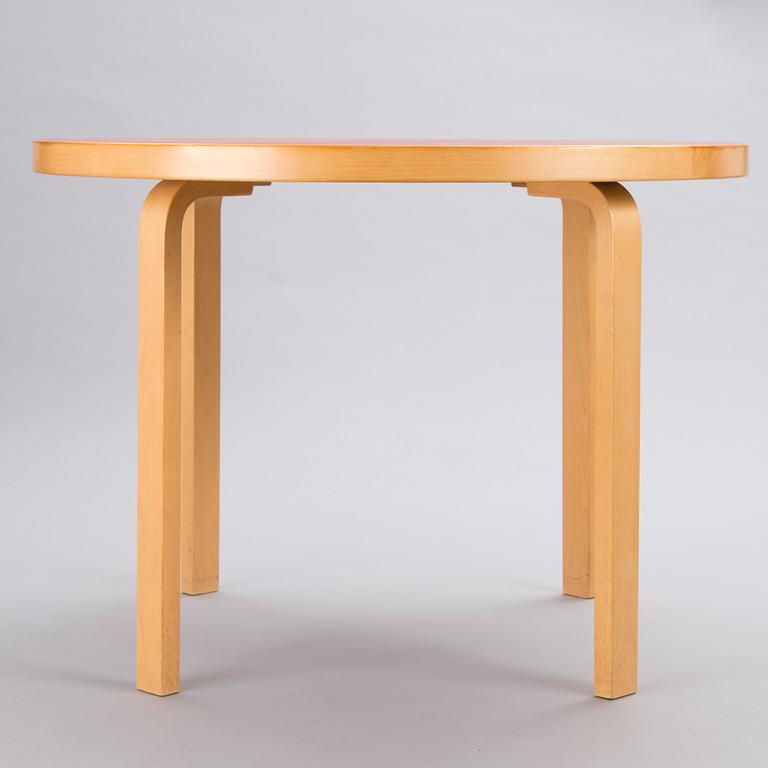 A mid 20th century table with four '69' chairs for Artek.